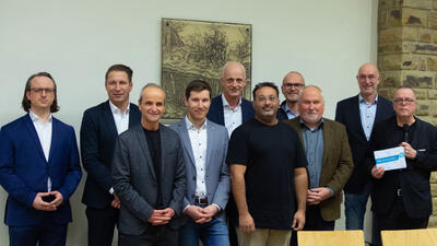 Bild vergr��ern: DataHealth-Abschlusspr�sentation in Wilnsdorf (v.l.n.r.): Dr. Christian Weber, B�rgermeister Dr. Bernhard Baumann (Neunkirchen), Prof. Dr. med. Veit Braun, B�rgermeister Hannes Gieseler (Wilnsdorf), B�rgermeister Christoph Ewers (Burbach), Prof. Dr. med. Nabeel Farhan, Jochen Loos (Gesch�ftsf�hrer Christliche Seniorenh�user L�tzeln), Dr.-Ing. Kai Hahn, Stefan Hundt, Dr. Olaf Gaus.