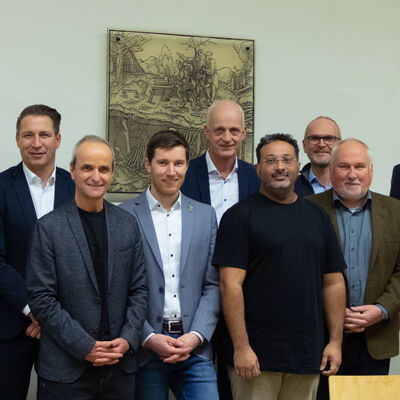 Bild vergr��ern: DataHealth-Abschlusspr�sentation in Wilnsdorf (v.l.n.r.): Dr. Christian Weber, B�rgermeister Dr. Bernhard Baumann (Neunkirchen), Prof. Dr. med. Veit Braun, B�rgermeister Hannes Gieseler (Wilnsdorf), B�rgermeister Christoph Ewers (Burbach), Prof. Dr. med. Nabeel Farhan, Jochen Loos (Gesch�ftsf�hrer Christliche Seniorenh�user L�tzeln), Dr.-Ing. Kai Hahn, Stefan Hundt, Dr. Olaf Gaus.