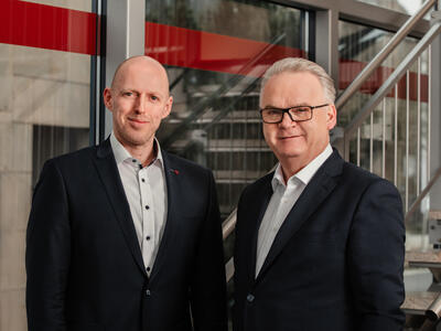 Bild vergr��ern: Der Vorstandsvorsitzende der Sparkasse, Markus Keggenhoff (r.), und Vorstandsmitglied Christian Roth blicken der Zukunft optimistisch entgegen.