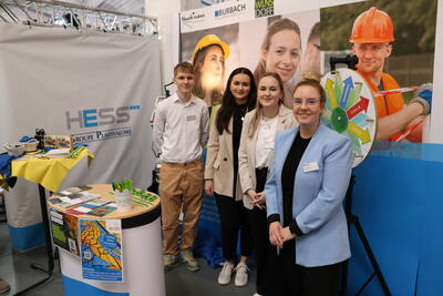 Bild vergr��ern: Unter anderem mit den aktuellen Auszubildenden im Burbacher Rathaus - Dominik Kretzer, Ajla Muric und Sarah Menzel - und Ausbildungsleiterin Vivien J�ppche (v.l.n.r.) kamen die Sch�lerinnen und Sch�ler intensiv ins Gespr�ch.