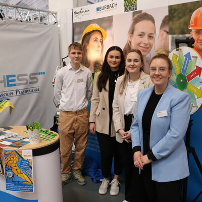 Bild vergr��ern: Unter anderem mit den aktuellen Auszubildenden im Burbacher Rathaus - Dominik Kretzer, Ajla Muric und Sarah Menzel - und Ausbildungsleiterin Vivien J�ppche (v.l.n.r.) kamen die Sch�lerinnen und Sch�ler intensiv ins Gespr�ch.