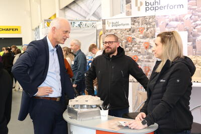 Bild vergr��ern: B�rgermeister Christoph Ewers (l.) nutzte die Gelegenheit, um ein Stimmungsbild unter den Burbacher Unternehmen einzuholen, wie hier bei Buhl Paperform.