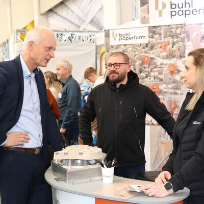 Bild vergr��ern: B�rgermeister Christoph Ewers (l.) nutzte die Gelegenheit, um ein Stimmungsbild unter den Burbacher Unternehmen einzuholen, wie hier bei Buhl Paperform.