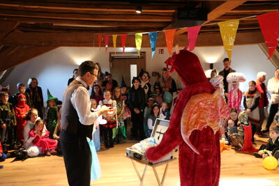 Bild vergr��ern: Clown und Zauberer Pikkus und Drache Fu sorgten auf dem Ollern f�r strahlende Kinderaugen.
