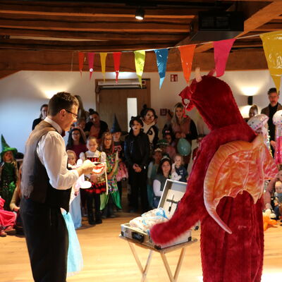 Bild vergr��ern: Clown und Zauberer Pikkus und Drache Fu sorgten auf dem Ollern f�r strahlende Kinderaugen.