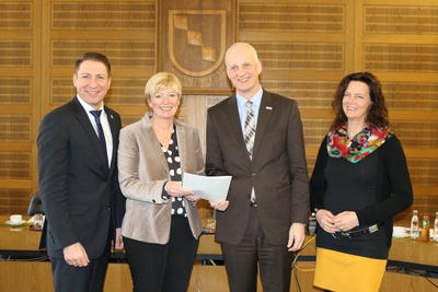 Bild vergr��ern: Zum Schuljahr 2016/2017 soll die  Gemeinschaftsschule Burbach mit Teilstandort in Neunkirchen als �gemeinschaftlichen Sekundarschule Burbach-Neunkirchen� an den Start gehen. Susanne Blasberg-Bense von der Bezirksregierung in Arnsberg �berreichte jetzt die notwendige Genehmigung. Von links: Neunkirchens B�rgermeister Bernhard Baumann, Susanne Blasberg-Bense von der Bezirksregierung in Arnsberg, Burbachs B�rgermeister Christoph Ewers und Mechthild Ermert-Heinz, Leiterin der Gemeinschaftsschule Burbach.