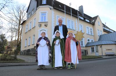 Bild vergr��ern: Caspar, Melchior und Balthasar alias Judith, Manuel und Thies (v.l.) �berbrachten B�rgermeister Christoph Ewers und der Gemeindeverwaltung den Jahressegen.