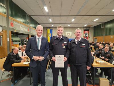 Bild vergr��ern: B�rgermeister Christoph Ewers (l.) und Markus Schwarze, Leiter der Burbacher Feuerwehr (r.), ehrten Holger Kringe f�r seine 35-j�hrige Dienstzugeh�rigkeit mit dem Feuerwehrehrenabzeichen in Gold.