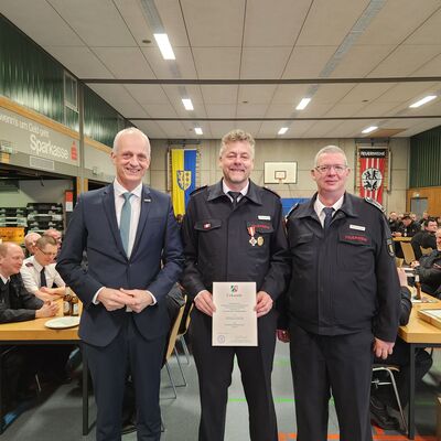 Bild vergr��ern: B�rgermeister Christoph Ewers (l.) und Markus Schwarze, Leiter der Burbacher Feuerwehr (r.), ehrten Holger Kringe f�r seine 35-j�hrige Dienstzugeh�rigkeit mit dem Feuerwehrehrenabzeichen in Gold.