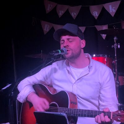 Bild vergr��ern: Singer-Songwriter Chris Eversberg regte mit seinen gef�hlvollen Liedern zum Nachdenken an.