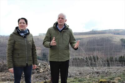 Bild vergr��ern: Forstministerin Silke Gori�en besuchte mit B�rgermeister Christoph Ewers Kalamit�tsfl�chen in Wahlbach.