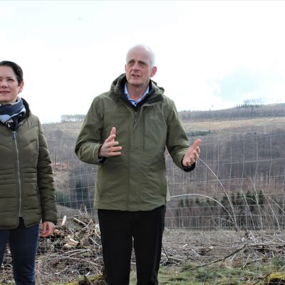 Bild vergr��ern: Forstministerin Silke Gori�en besuchte mit B�rgermeister Christoph Ewers Kalamit�tsfl�chen in Wahlbach.
