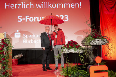 Bild vergr��ern: Gut beschirmt: Sven Pl�ger (r.) nahm nicht nur Sparkassen-Vorstand Markus Keggenhoff mit auf einer Reise durch die Wetter-Extreme unserer Zeit.