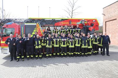 Bild vergr��ern: Herzlichen Gl�ckwunsch! 26 junge Feuerwehrleute, 18 aus Burbach und 8 aus Neunkirchen, bestanden jetzt ihren ersten Teil der Grundausbildung.