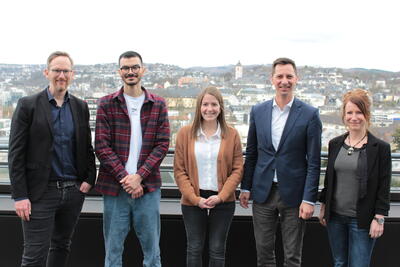 Bild vergr��ern: Empfang der Stipendiaten auf der Dachterrasse des Kreishauses. V.l.: Markus Menn, Leiter Stabsstelle Wirtschaftsf�rderung, Klimaschutz und Mobilit�t, Alper Aktas, Sabrina Hein, Landrat Andreas M�ller und Ira Dexling, Gesch�ftsf�hrerin Studienf�rderfonds Siegen e.V.