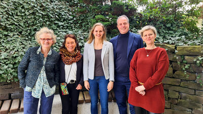 Bild vergr��ern: Freuen sich �ber eine erfolgreiche Kick-off-Veranstaltung (von links): Monika Dombrowsky (Gesch�ftsf�hrerin Touristikverband Siegerland-Wittgenstein e.V.), Angela Giraldo (TourCert-Beraterin), Jule Kampen (Nachhaltigkeitsbeauftragte beim Gesch�ftsf�hrerin Touristikverband Siegerland-Wittgenstein e.V.), Dr. J�rgen Fischbach (Gesch�ftsf�hrer Sauerland-Tourismus e.V.), Anna Galon (Nachhaltigkeitsbeauftragte beim Sauerland-Tourismus e.V.).