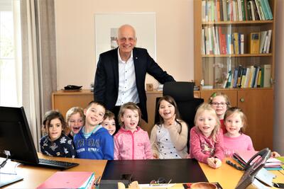 Bild vergr��ern: B�rgermeister Christoph Ewers begr��te jetzt neun k�nftige Schulkinder aus dem DRK-Familienzentraum 