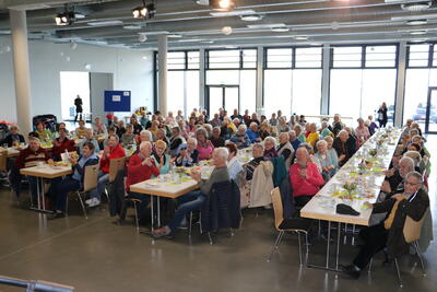 Bild vergr��ern: Rund 120 Seniorinnen und Senioren folgten der Einladung des Familienb�ros. Foto: Gemeinde Burbach