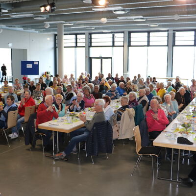 Bild vergr��ern: Rund 120 Seniorinnen und Senioren folgten der Einladung des Familienb�ros. Foto: Gemeinde Burbach