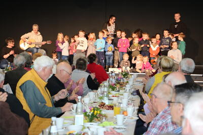 Bild vergr��ern: Die Kinder des Kindergartens Mozartstra�e hatten zwei Lieder vorbereitet. Foto: Gemeinde Burbach