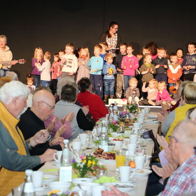 Bild vergr��ern: Die Kinder des Kindergartens Mozartstra�e hatten zwei Lieder vorbereitet. Foto: Gemeinde Burbach