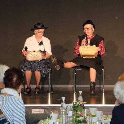 Bild vergr��ern: Rosel Holz und Marie-Luise Th�nelt brachte das Publikum mit ihrem Plattschw�tz-Sketch zum Lachen. Foto: Gemeinde Burbach