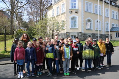 Bild vergr��ern: Stippvisite im Rathaus: Im Zuge ihres Sachunterrichtes lernten die Sch�lerinnen und Sch�ler der 3. Klasse der Grundschule in Niederdresselndorf die Verwaltung kennen.