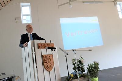 Bild vergr��ern: B�rgermeister Christoph Ewers thematisierte in seiner Ansprache die gro�e Vertrauenskrise unserer Zeit.