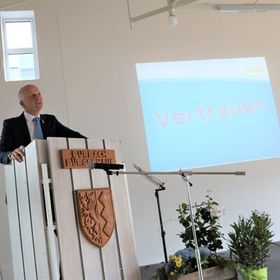 Bild vergr��ern: B�rgermeister Christoph Ewers thematisierte in seiner Ansprache die gro�e Vertrauenskrise unserer Zeit.