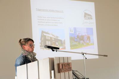 Bild vergr��ern: Britta Hinkers stellte die Arbeit und die Projekte des Tr�gervereins H�ebs Haus in Wahlbach vor.