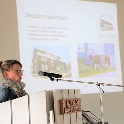 Bild vergr��ern: Britta Hinkers stellte die Arbeit und die Projekte des Tr�gervereins H�ebs Haus in Wahlbach vor.