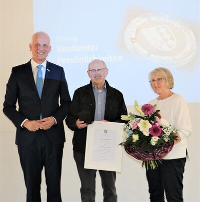 Bild vergr��ern: Erhielt von B�rgermeister Christoph Ewers (l.) die Ehrenmedaille der Gemeinde in Silber verliehen: Bernd L�hl vom TV Dresselndorf. Einen Blumenstrau� gab es f�r seine Ehefrau.