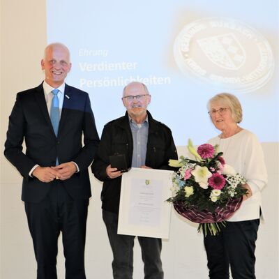 Bild vergr��ern: Erhielt von B�rgermeister Christoph Ewers (l.) die Ehrenmedaille der Gemeinde in Silber verliehen: Bernd L�hl vom TV Dresselndorf. Einen Blumenstrau� gab es f�r seine Ehefrau.