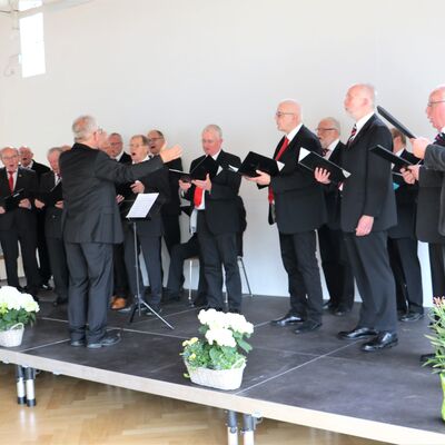 Bild vergr��ern: Der MGV Eintracht 1862 Burbach sang unter der Leitung von Ralf Schmidt und unterst�tzt von S�ngern des MGV Concordia Gilsbach u.a. 