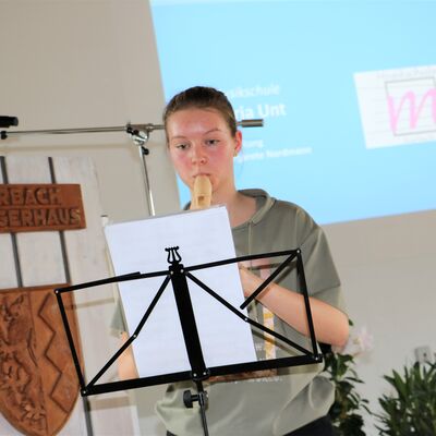Bild vergr��ern: Fl�tistin Darja Unt spielte zwei St�cke, begleitet wurde sie von ihrer Musikschullehrerin Margarete Nordmann am Klavier.