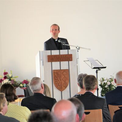 Bild vergr��ern: Pastor Jonas Klur sprach ein Gru�wort f�r die Kirchen.