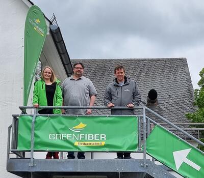 Bild vergr��ern: Teamleiterin Jana Klingelh�fer und Karsten Kleffmann sind die Ansprechpartner f�r das GREENFIBER-B�ro in Burbach. Projektmanager Aaron Akrutat (v.l.n.r.) ist f�r die Vermarktung des Burbacher Glasfasernetzes verantwortlich.