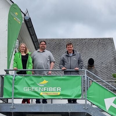 Bild vergr��ern: Teamleiterin Jana Klingelh�fer und Karsten Kleffmann sind die Ansprechpartner f�r das GREENFIBER-B�ro in Burbach. Projektmanager Aaron Akrutat (v.l.n.r.) ist f�r die Vermarktung des Burbacher Glasfasernetzes verantwortlich.