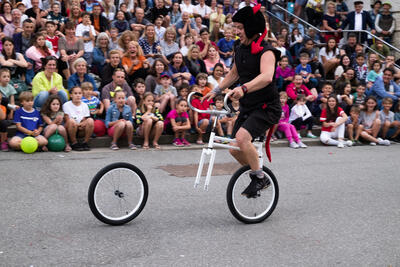 Bild vergr��ern: Fahrradakrobat Steve Stergiadis tritt beim STADTRADELN-Fest des Kreises Siegen-Wittgenstein zweimal auf - einmal um kurz vor 12 Uhr und zum Abschluss gegen 13 Uhr.