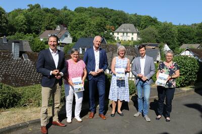 Bild vergr��ern: Neunkirchens B�rgermeister Dr. Bernhard Baumann, Bettina Gro�haus-Lutz, Burbachs B�rgermeister Christoph Ewers, Birgit Meier-Braun, Wilnsdorfs B�rgermeister Hannes Gieseler und Jutta Schmidt (v.l.n.r.) pr�sentieren den Seniorenwegweiser.