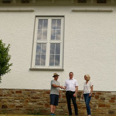 Bild vergr��ern: Ortsvorsteher Maik Zembock (l.) und Beate Schlabach (r.) vom Hochbauamt bedanken sich bei Ratsmitglied J�rg Steinecke f�r die Spende der Nester, die hoch �ber ihnen angebracht wurden.