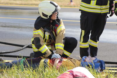 Bild vergr��ern: Die Einheit der Feuerwehr Burbach �bernahm u.a. die Erstversorgung von Verletzten.