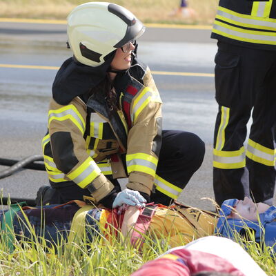 Bild vergr��ern: Die Einheit der Feuerwehr Burbach �bernahm u.a. die Erstversorgung von Verletzten.