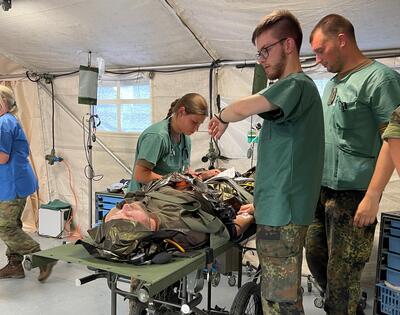 Bild vergr��ern: Die Bundeswehr richtete am Stegskopf ein Rettungszentrum ein.