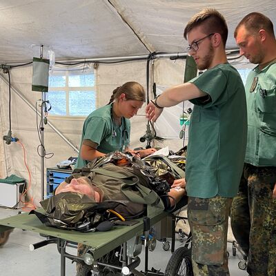 Bild vergr��ern: Die Bundeswehr richtete am Stegskopf ein Rettungszentrum ein.