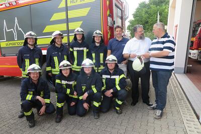 Bild vergr��ern: Michael Seyfarth von der Sparkasse (2. von rechts) mit Vertretern der freiwilligen Feuerwehr W�rgendorf.