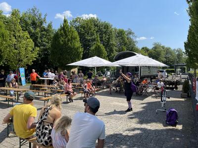 Bild vergr��ern: Das STADTRADELN-Fest des Kreises Siegen-Wittgenstein am Alten Bahnhof in Netphen-Deuz. Bei Live-Musik gab es kalte Getr�nke und Hei�es vom Grill. Ein besonderes Highlight: zwei Shows des Fahrradakrobaten Steve Stergiadis.