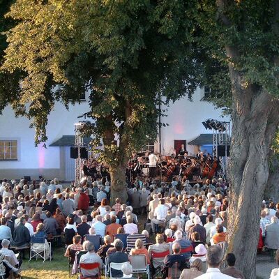 Bild vergr��ern: Ein besonderes Konzerterlebnis: Das R�merkonzert an der Ev. Kirche in Burbach.