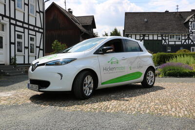 Bild vergr��ern: Das Hickenmobil legt eine kurze Zwangspause wegen der Vollsperrung zwischen Niederdresselndorf und Holzhausen ein.