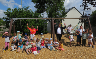 Bild vergr��ern: Gro�e Freude beim Familienzentrum Unterm Regenbogen. Die Spende der Sparkasse Burbach-Neunkirchen flie�t in die Anschaffung von Spielger�ten im Au�enbereich.